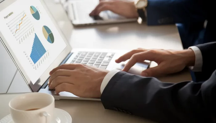 Profissional analisa indicadores em notebook, ilustrando o que caracteriza uma empresa de pequeno porte
