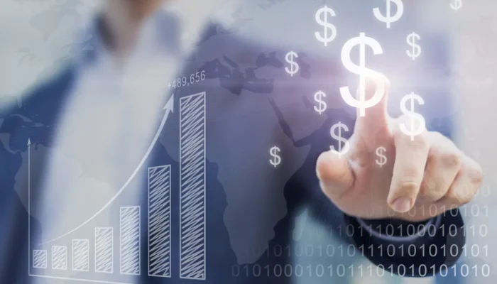 Homem toca em gráficos e ícones financeiros, representando importância da gestão financeira nas empresas