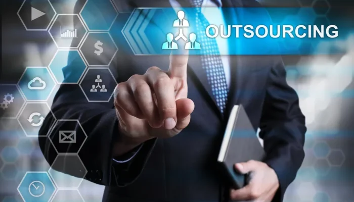Executivo interagindo com painel digital de gestão empresarial, representando o que é BPO Financeiro