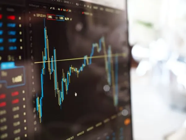 Gráficos financeiros exibidos em tela de monitor, ilustrando o que é BPO Financeiro em empresas