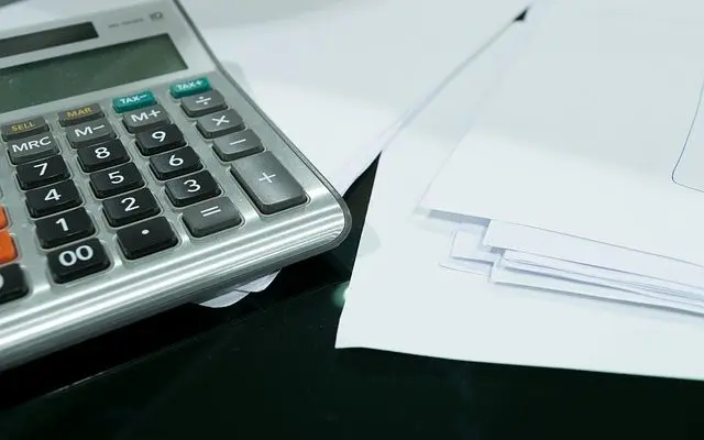 Calculadora e documentos financeiros para análise e registro de fatos contábeis