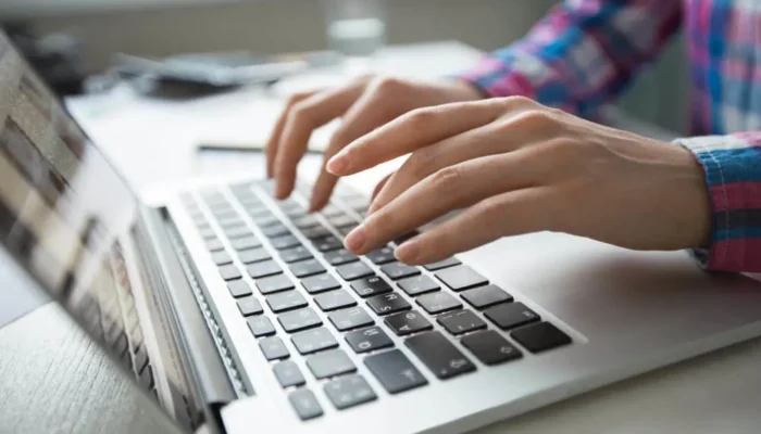 Usuário usa computador para entender o que é o cadastro do NIS e como consultar o NIS