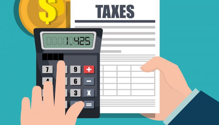 Impostos federais estaduais e municipais representados por cálculo tributário com calculadora e documento fiscal
