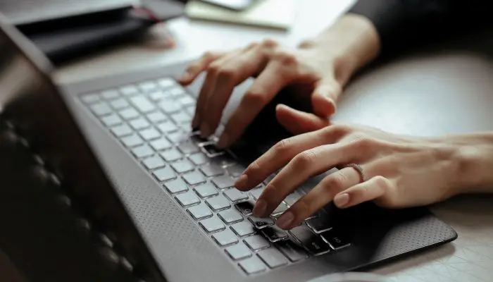 Pessoa consultando processo trabalhista online no sistema PJe da Justiça do Trabalho