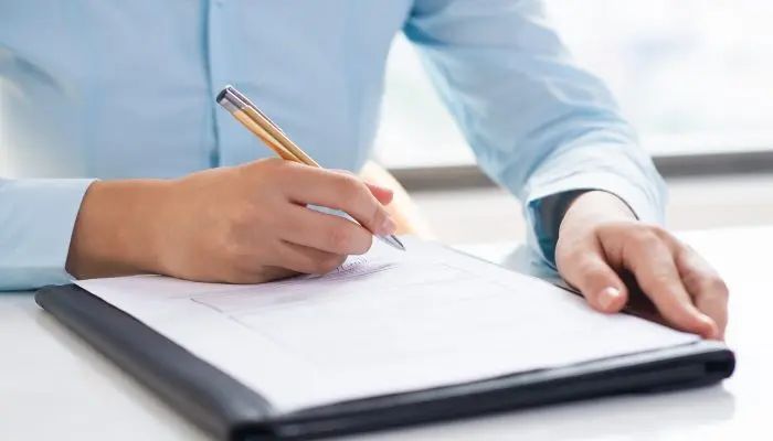 Nire junta comercial com profissional analisando documentos empresariais para registro e regularização de empresa