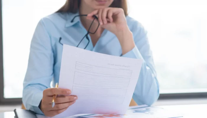 Mulher analisando sua carta de demissão