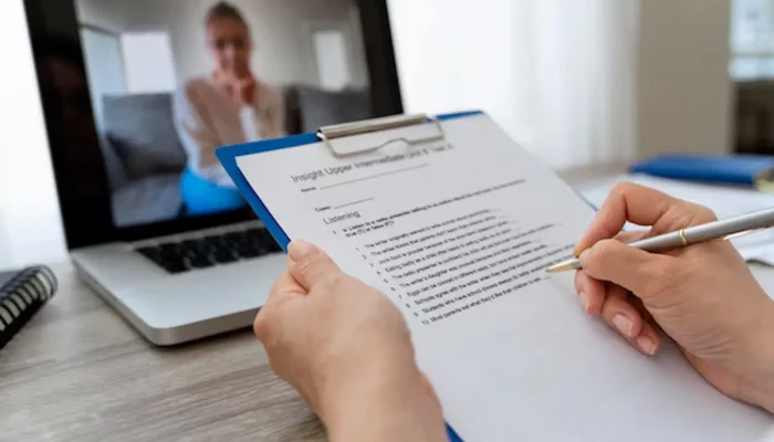 Como fazer uma convocação em reunião online com profissional analisando documento durante videoconferência corporativa.